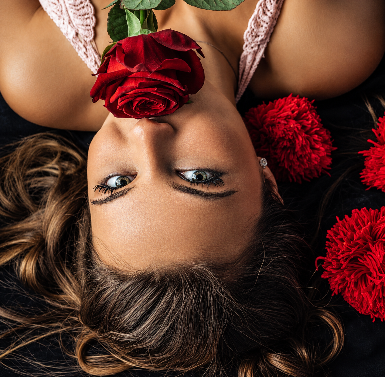 Florales Porträt mit roten Rosen und passendem Blütenschmuck im Haar